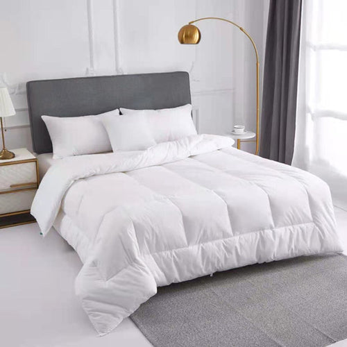 Couette hôtelière blanche ambiance chambre luxe sur lit double Maroc