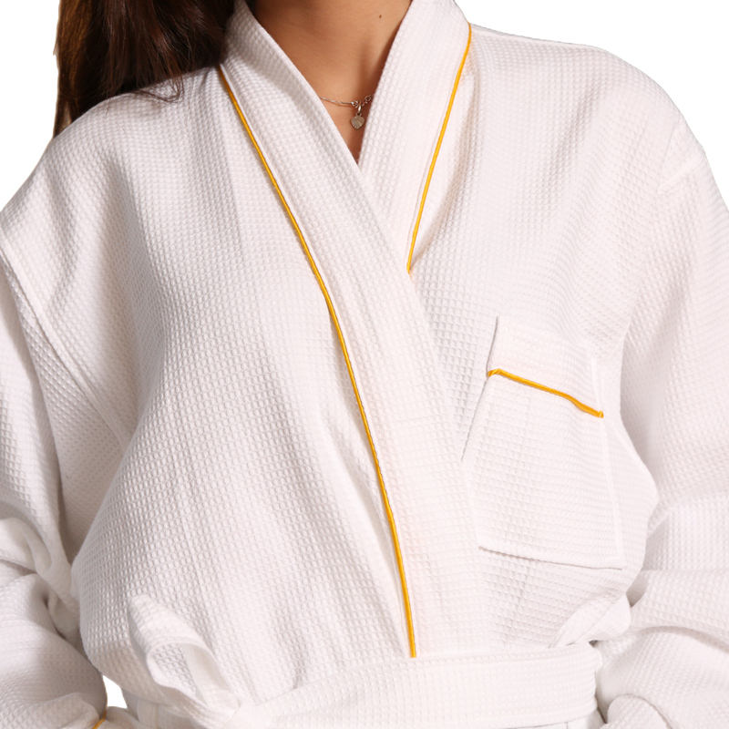 Peignoir gaufré diamant hôtel liseré doré col kimono détail haut Maroc